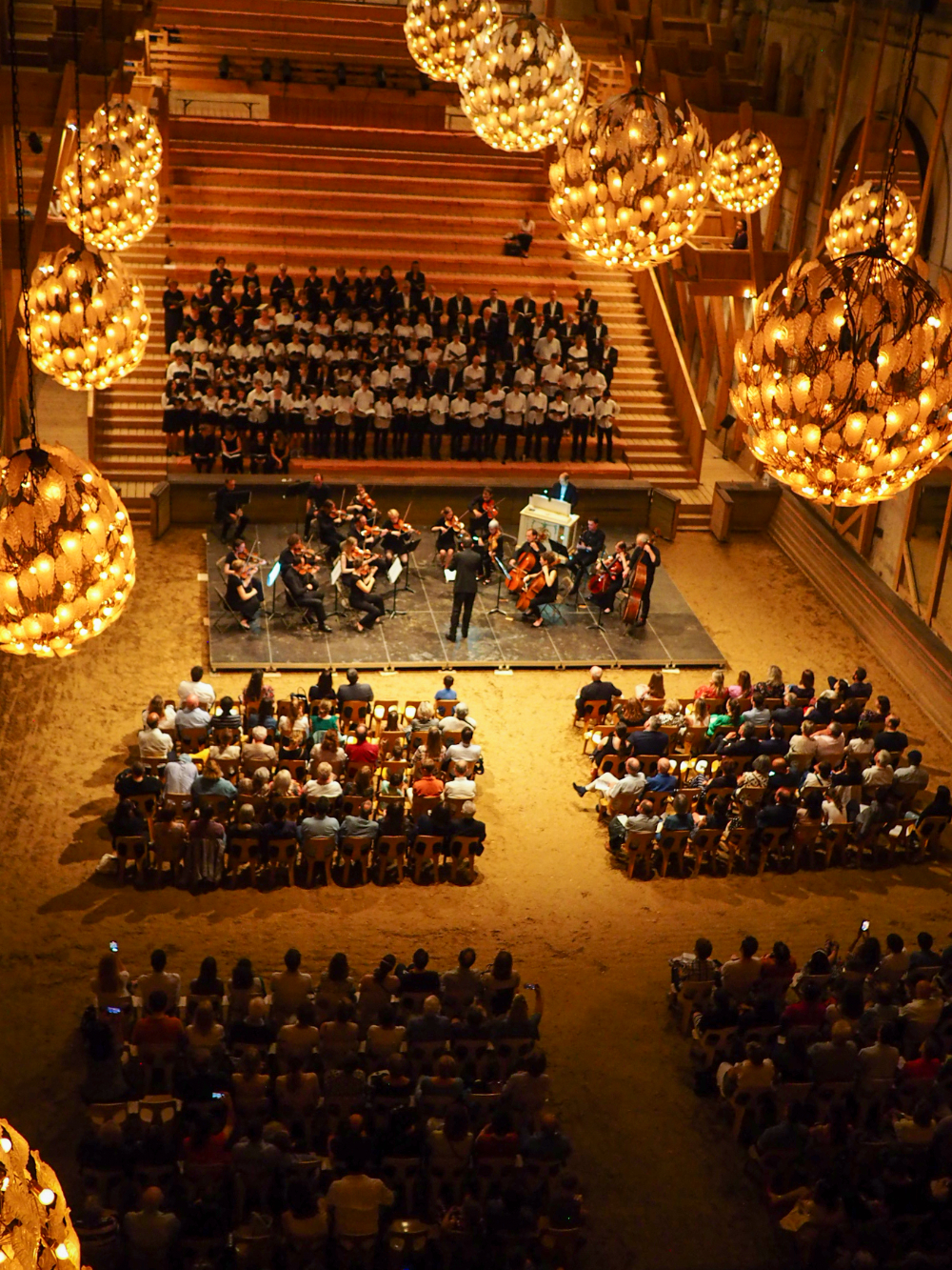 Manège de l'Académie Équestre de Versailles - Format spectacle orchestre au centre avec public dans les gradins