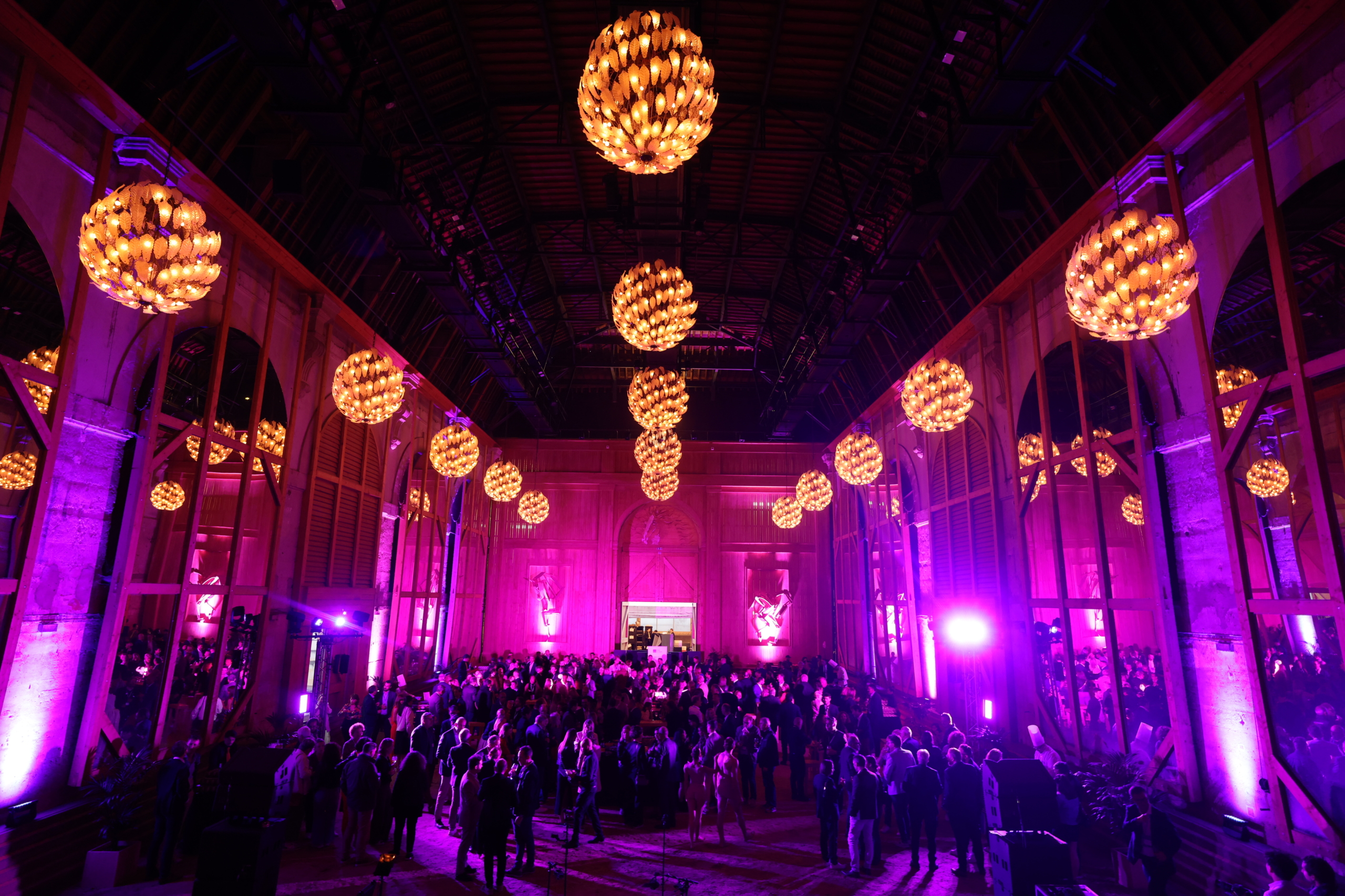 Manège de l'Académie Équestre de Versailles - Format séminaire et conférence avec jeux de lumières rose