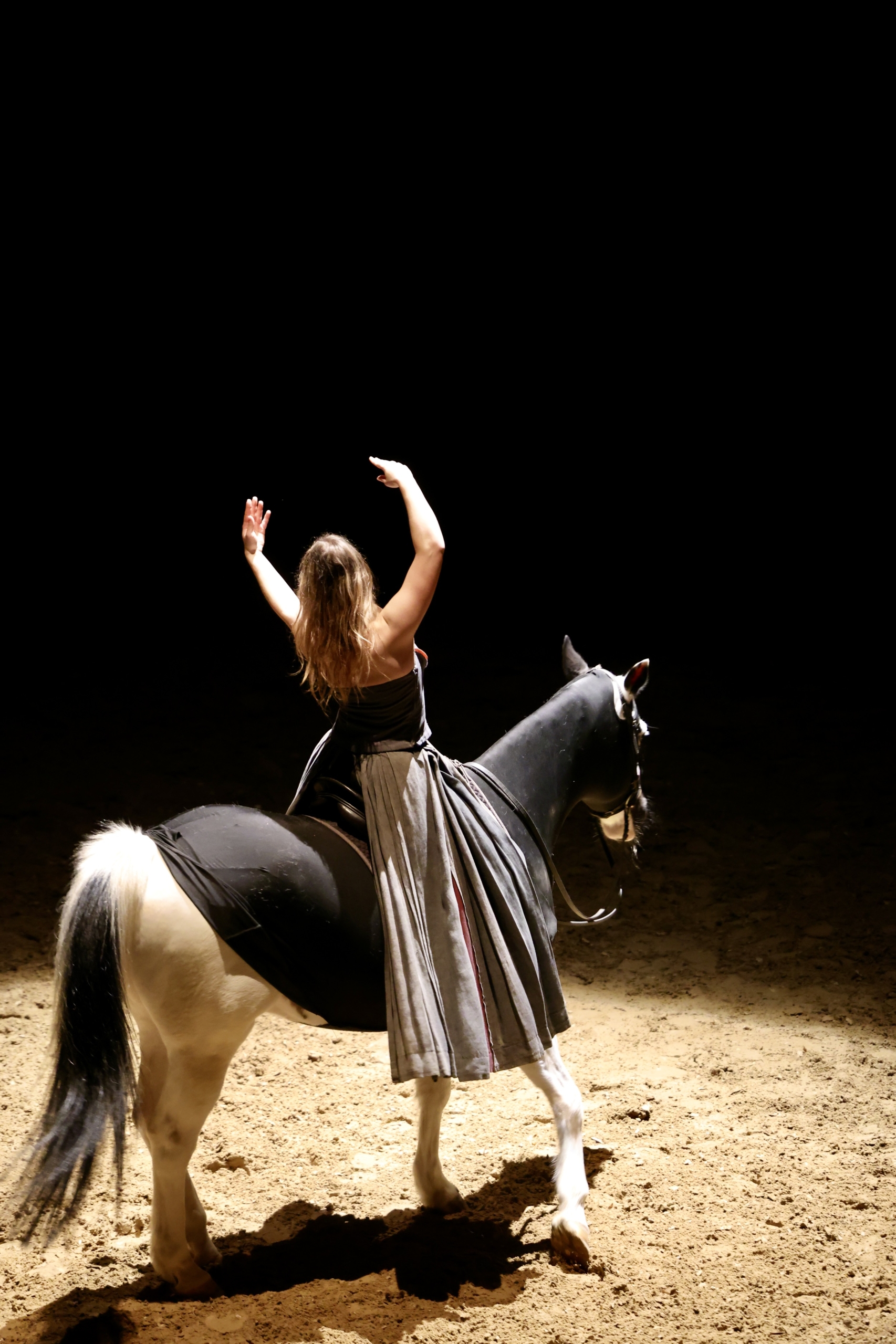 Manège de l'Académie Équestre de Versailles - Format spectacle Équestre la voie de l'écuyère - femme qui danse