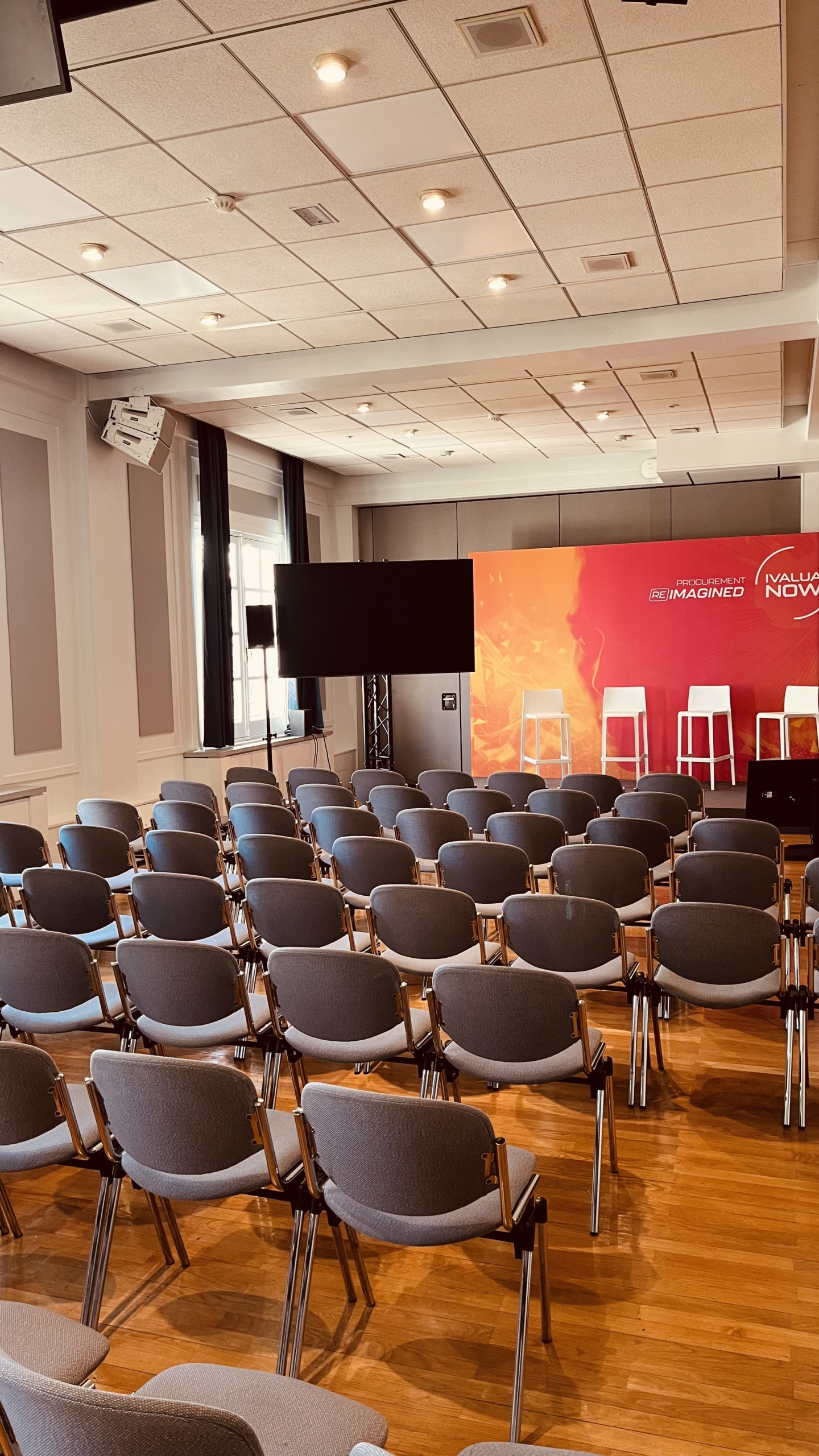 Salle événementielle à Versailles avec gradins pour conférence – 300 personnes