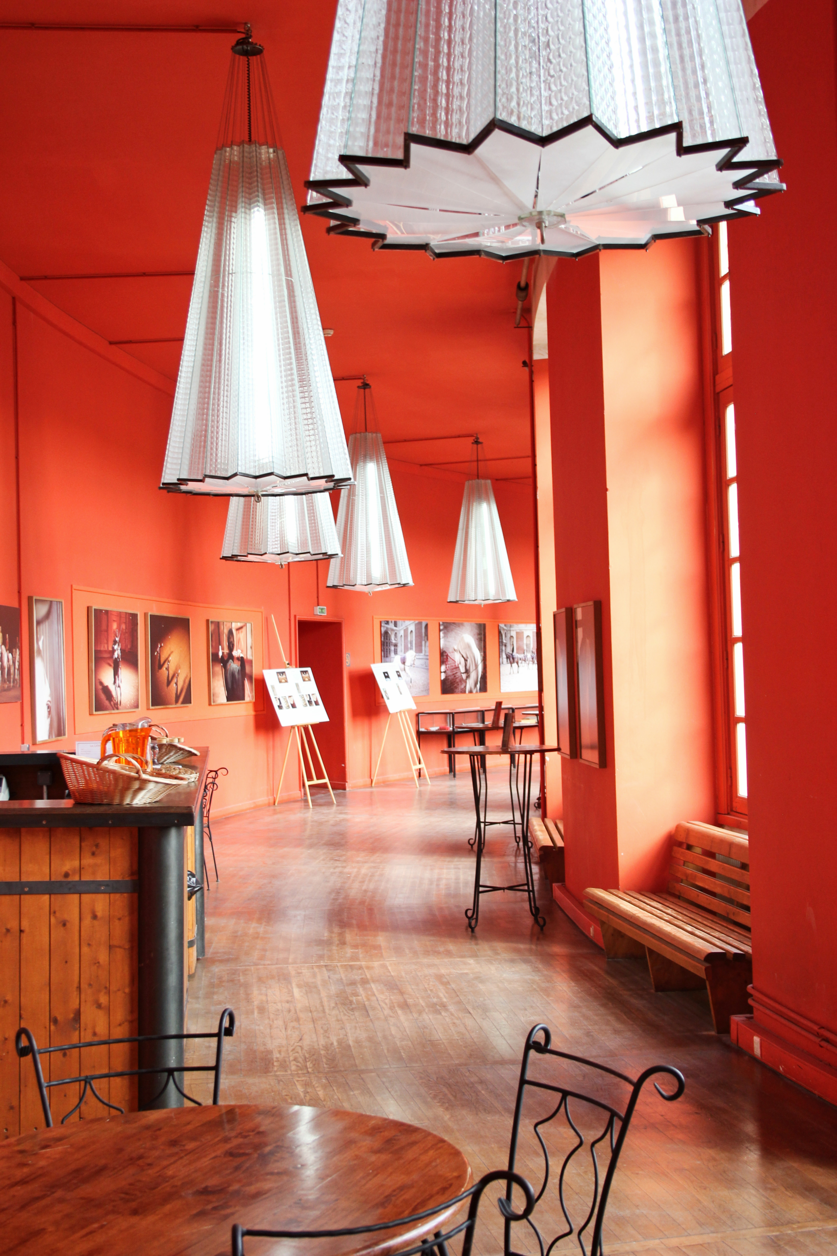 Le salon Nuno Oliveira de l'Académie Équestre de Versailles - vue du  couloir face au château de Versailles