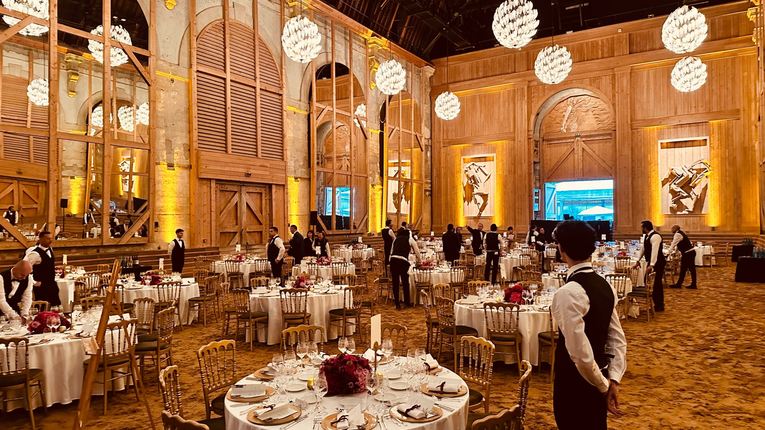 Manège de l'Académie Équestre de Versailles - format dîner de gala avec les serveurs