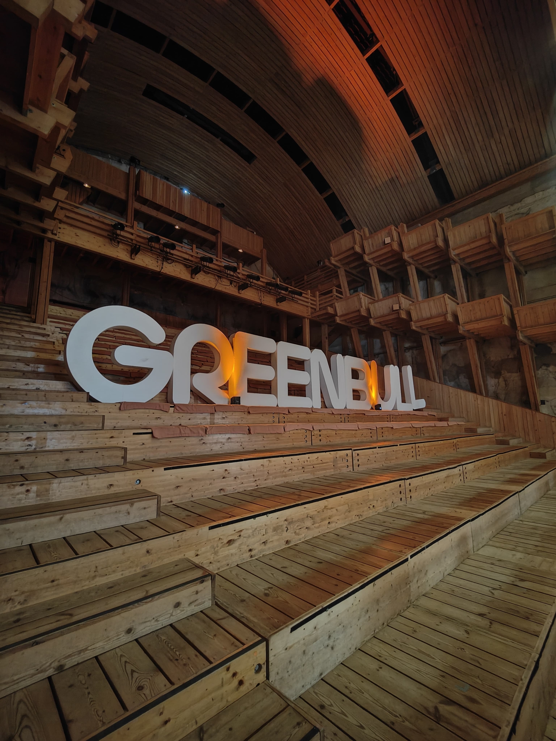 Manège de l'Académie Équestre de Versailles - image des gradins avec logo de l'entreprise