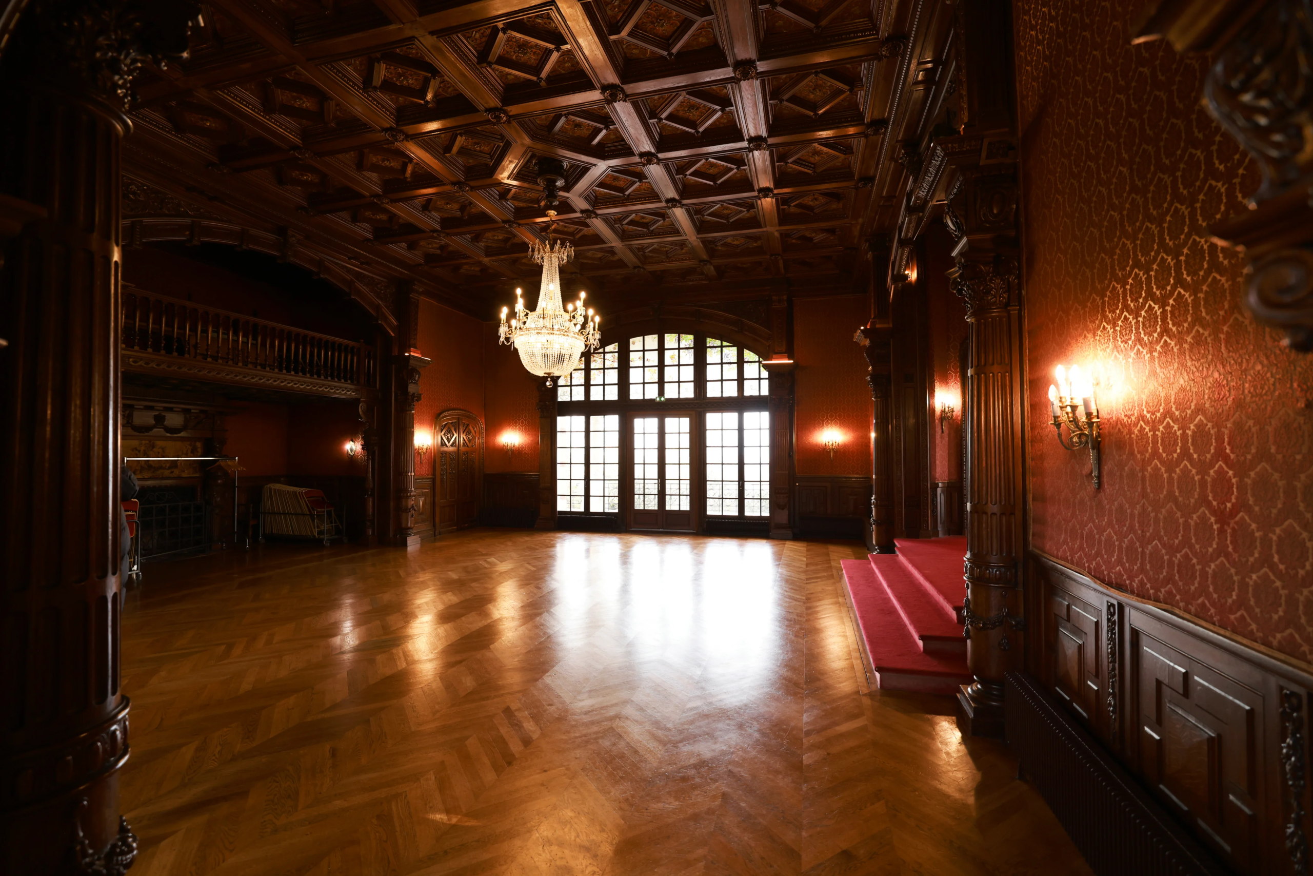 Configuration dîner assis dans le Manège – lumière tamisée et chevaux en arrière-plan