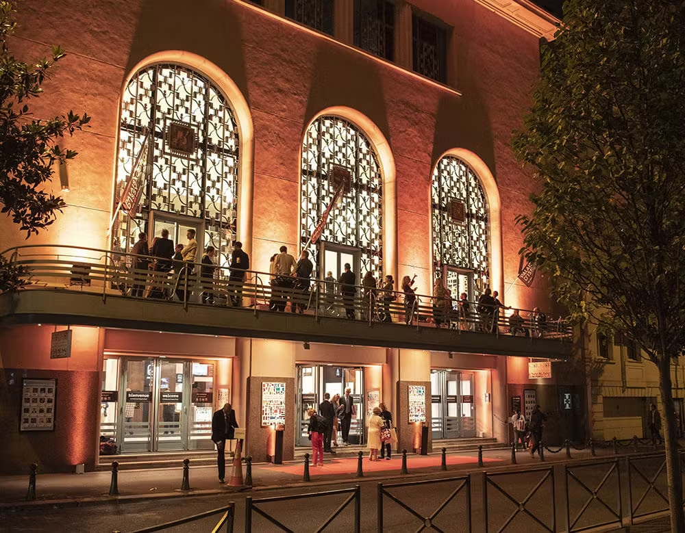 Configuration dîner assis dans le Manège – lumière tamisée et chevaux en arrière-plan