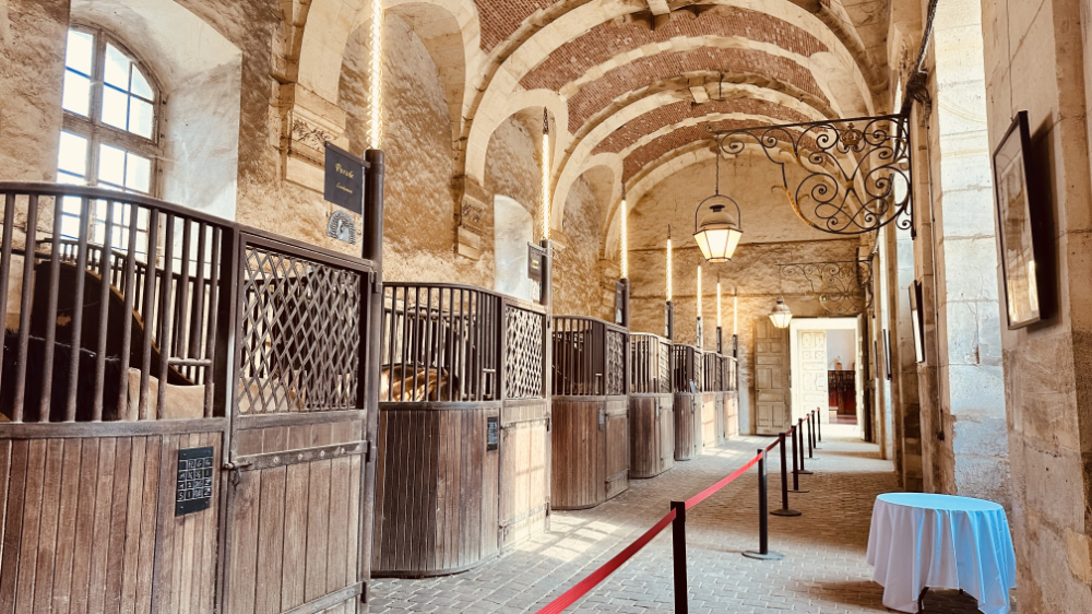 Ambiance patrimoniale pour événement haut de gamme dans les Écuries de l'académie Équestre