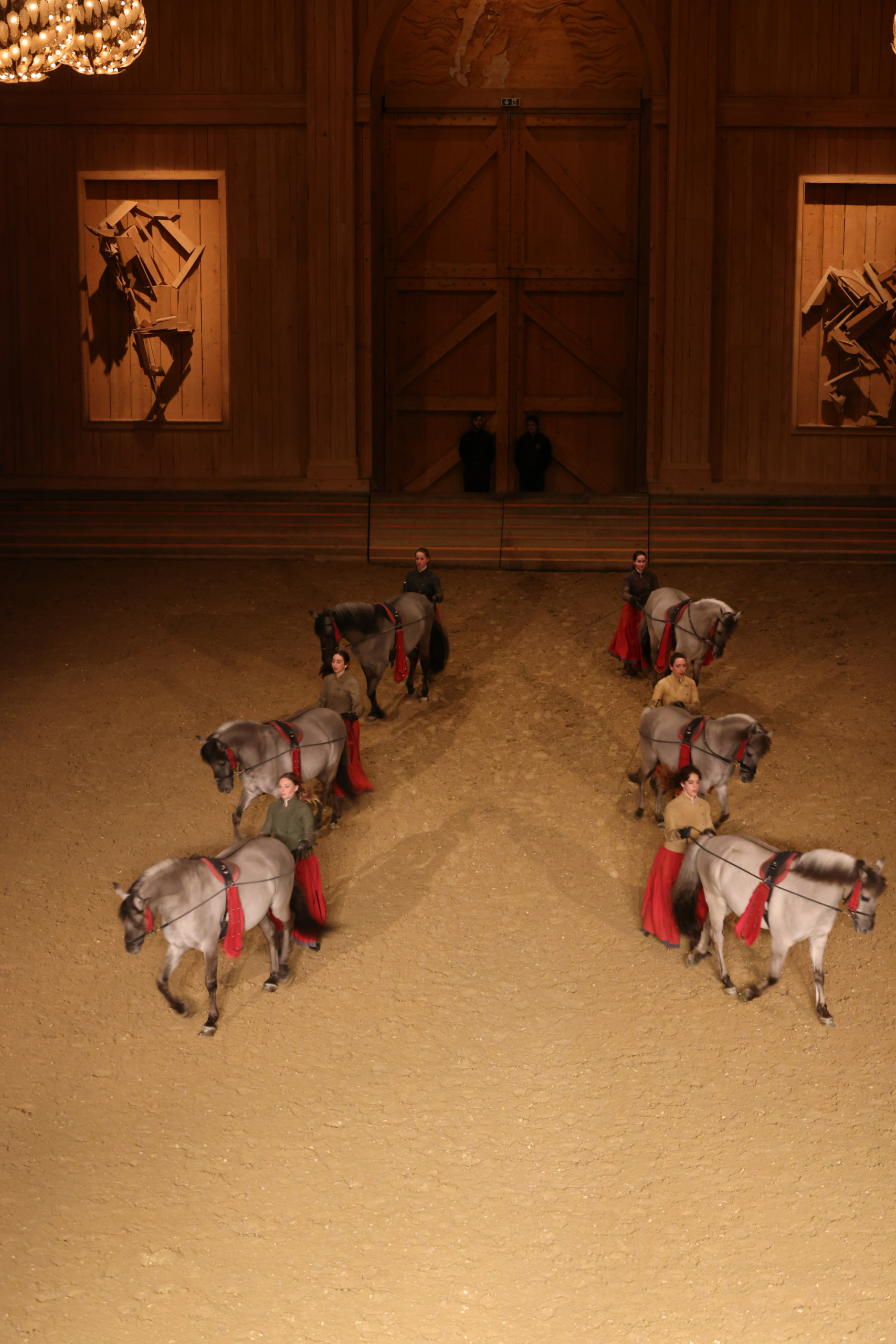 Manège de l'Académie Équestre de Versailles - Format spectacle Équestre la voie de l'écuyère - chevaux