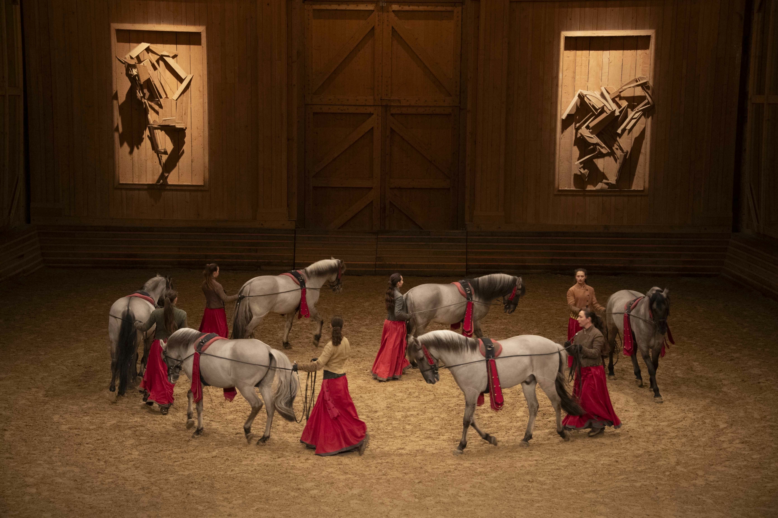 Manège de l'Académie Équestre de Versailles - Format spectacle Équestre la voie de l'écuyère chevaux