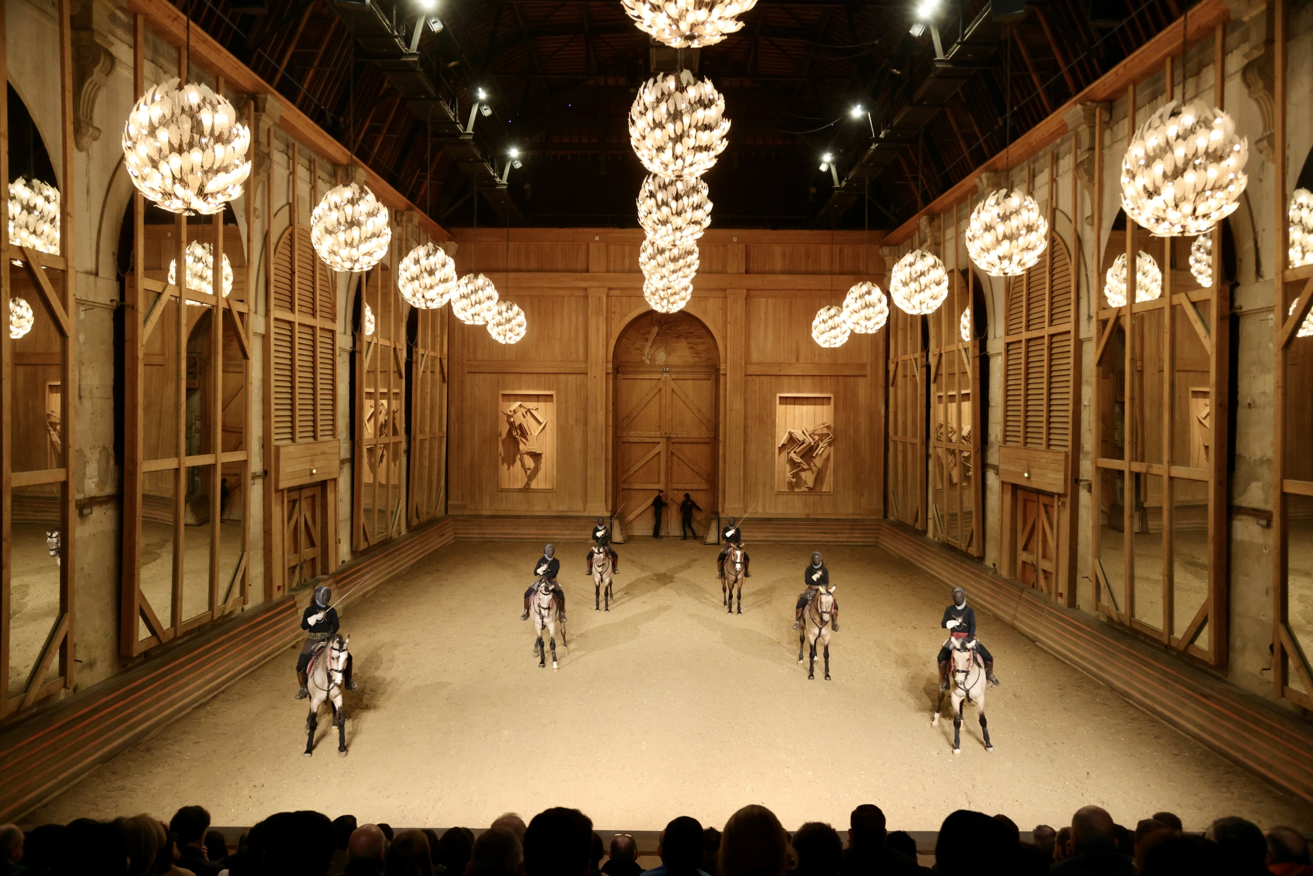 Manège de l'Académie Équestre de Versailles - Format spectacle Équestre "La voie de l'écuyère" - chevaux qui font fasse aux gradins