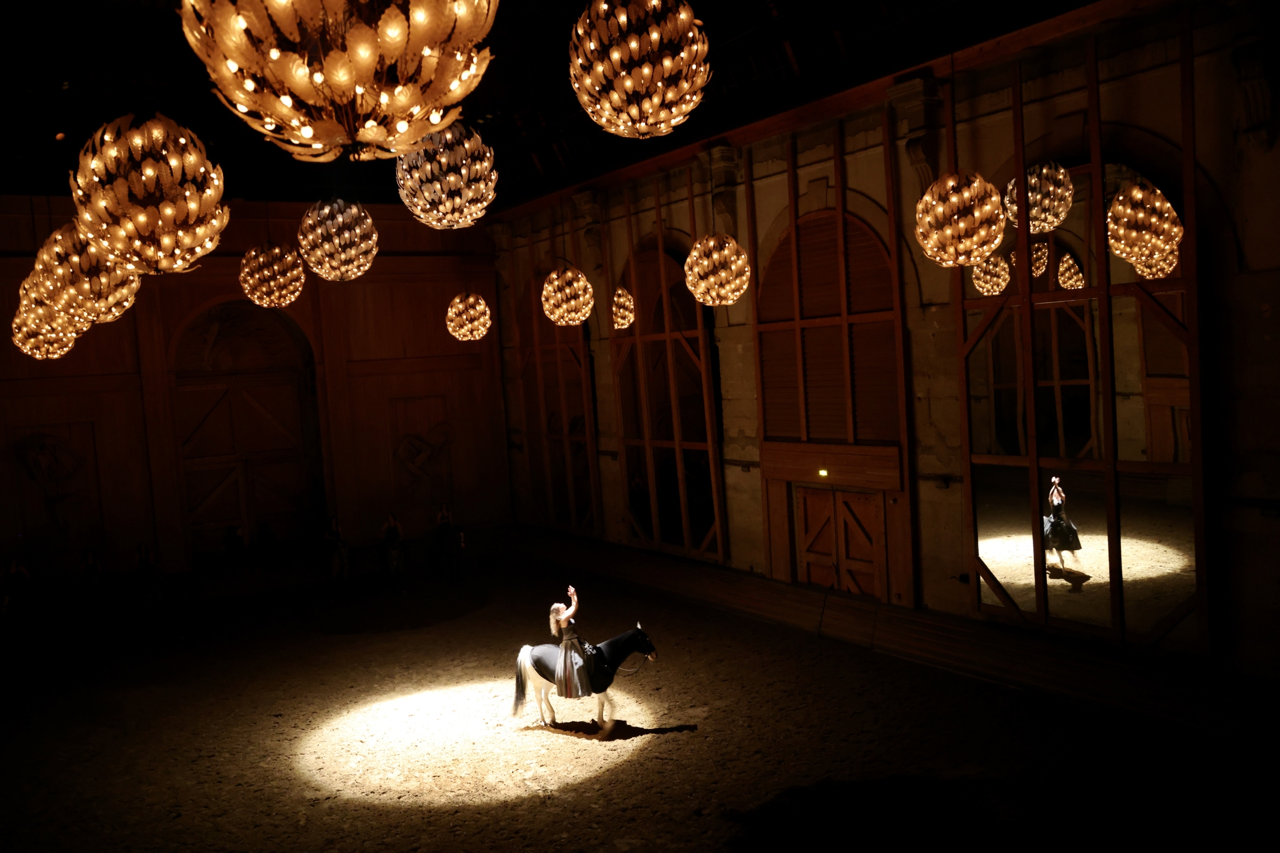 Manège de l'Académie Équestre de Versailles - Format spectacle Équestre "La voie de l'écuyère"