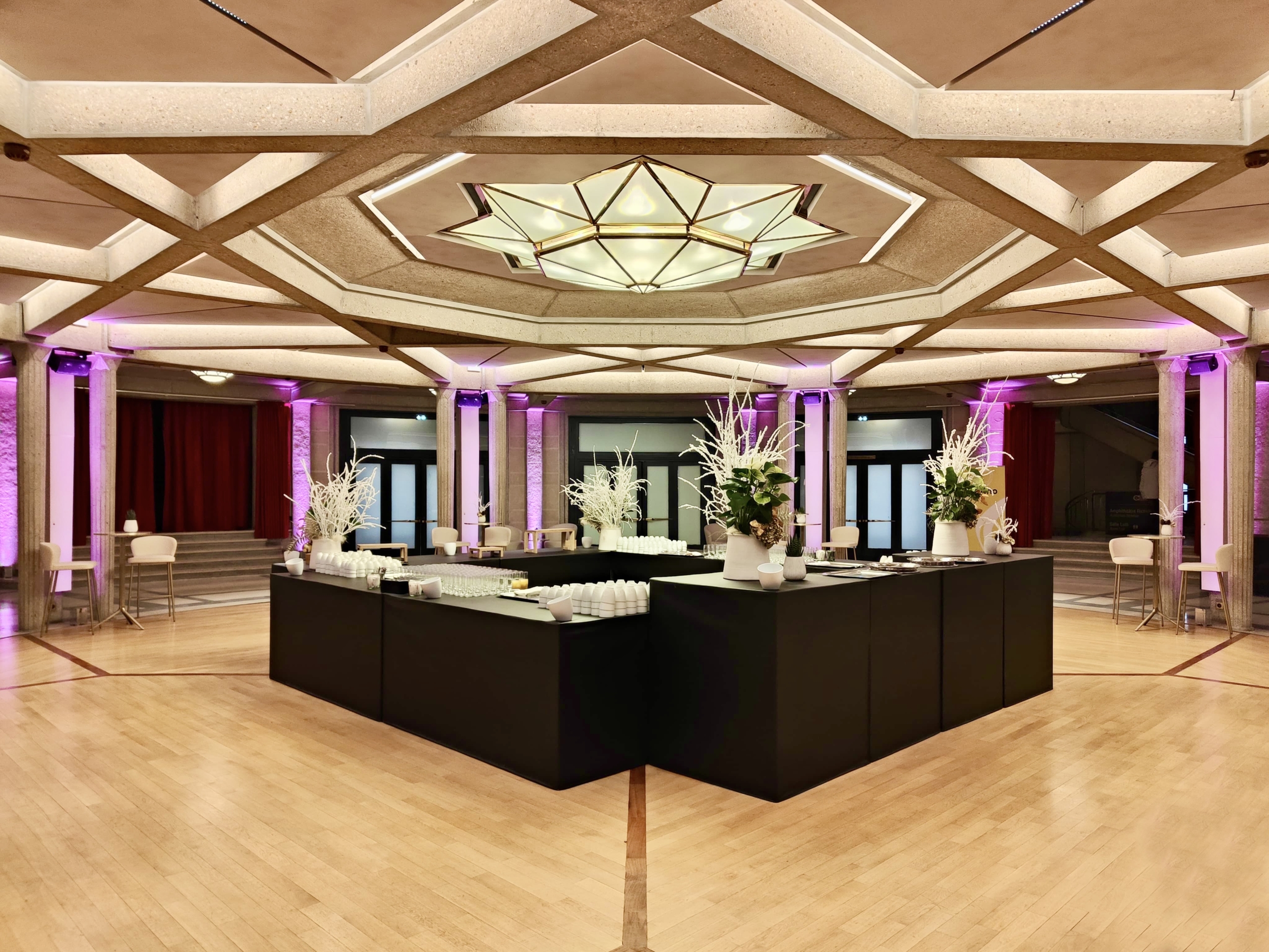 Versailles Palais des Congrès - Salle Mazarin avec buffet central pour cocktail